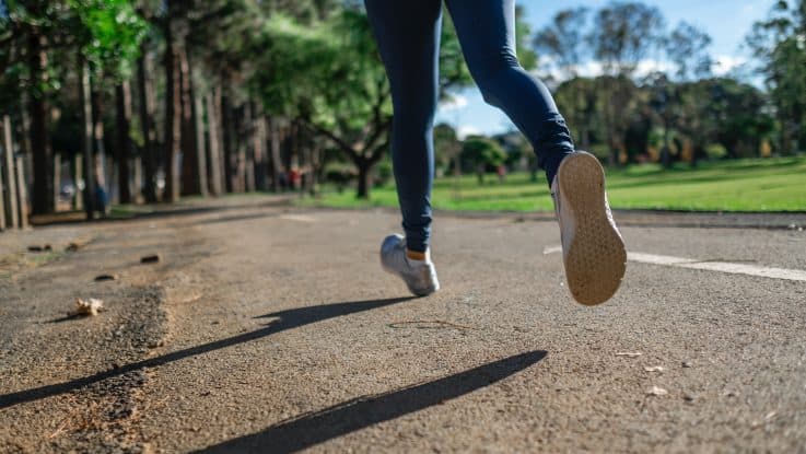 Einlegesohlen an Joggerin.