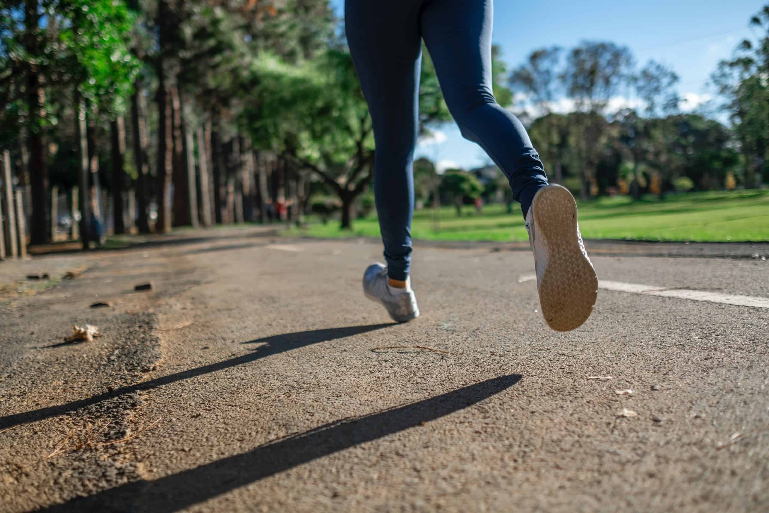 Einlegesohlen an Joggerin.